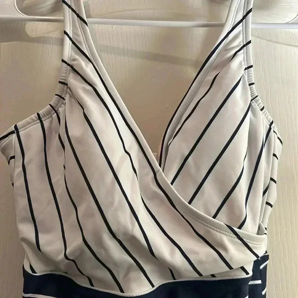 Kona Sol NWT Women’s Swimsuit - Medium - Picture 4 of 7